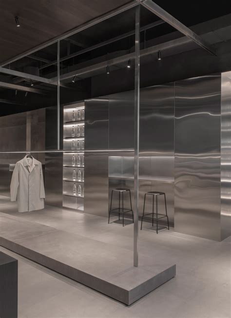 Interior de una tienda Nino Álvarez con diseño minimalista y metálico