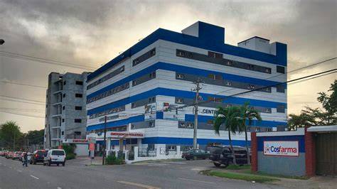 Fachada de un moderno centro médico pediátrico