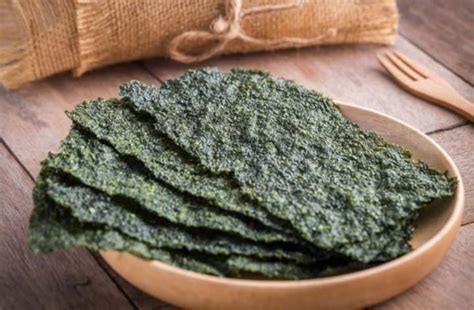 Infografía comparativa: perfil nutricional del alga Nori frente a vegetales terrestres como las espinacas.