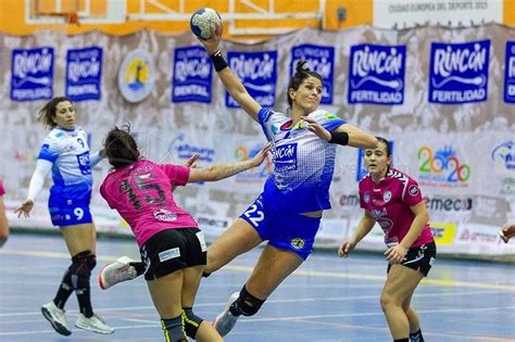 Jugadoras del Rincón Fertilidad Málaga celebrando un gol contra el WHC Metalurg