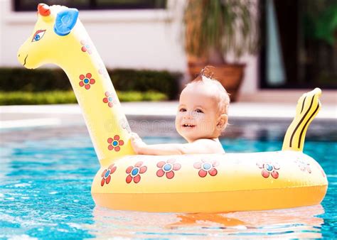 Bebé de 2 meses flotando en una piscina adaptada con un flotador CE