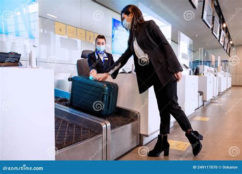 Foto de una familia facturando equipaje en un mostrador de aeropuerto
