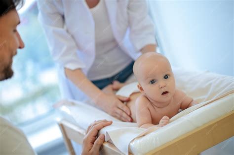 imagen de un bebé siendo examinado por un pediatra