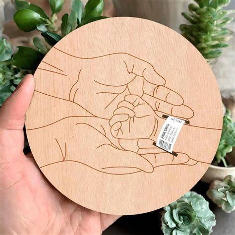 ilustración de bebé con pulsera conmemorativa en eventos importantes
