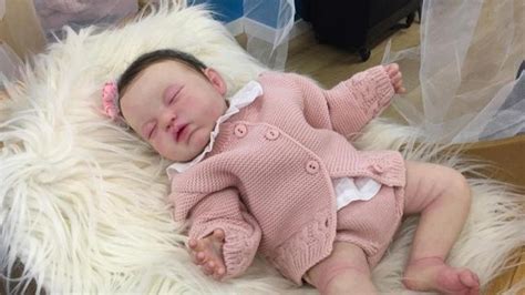 Bebé reborn hiperrealista con detalles finos y ropa delicada