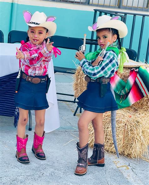 Niños disfrazados de vaqueros jugando en una fiesta temática del oeste.