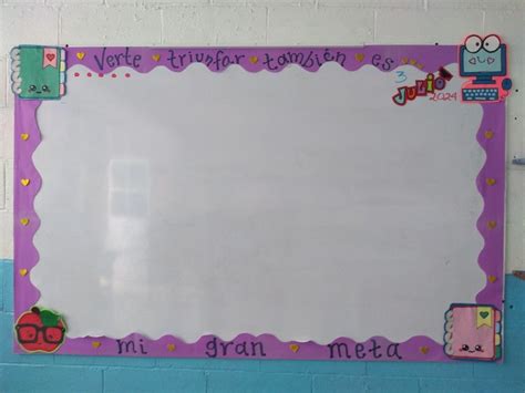Ejemplo de pizarra decorada para la entrada de una fiesta de mellizos, con nombres y dibujos.
