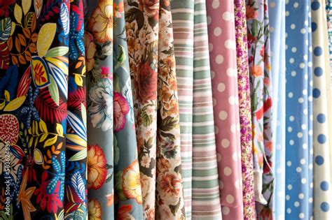 Fotografía detallada de los materiales básicos: telas estampadas, bies y relleno de guata