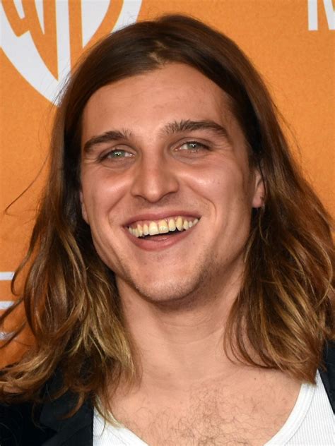 Comparativa para diseño: El actor Jonas Dassler caracterizado como Fritz Honka frente a una imagen real del asesino