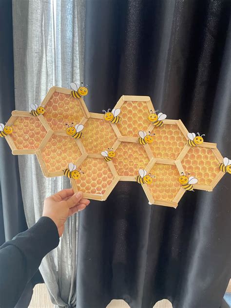 fotografía de conjunto de adornos de panal de abeja en diversas formas y colores expuestos en una mesa festiva