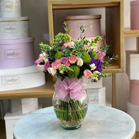 imagen de floreros con diseño tipo bolso decorados con flores frescas en un entorno luminoso