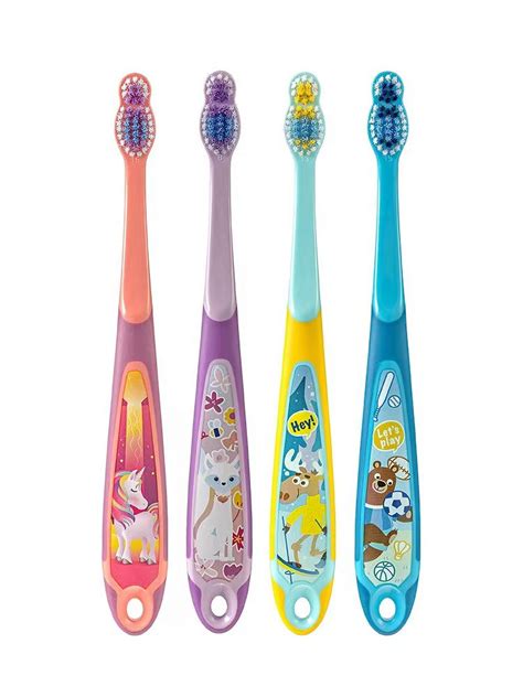 Bebé usando un cepillo de dientes infantil con mango ergonómico.