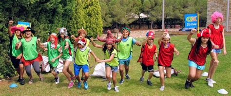 Infografía mostrando los beneficios clave de las gincanas para niños: ejercicio, trabajo en equipo, inteligencia, etc.