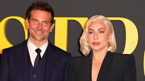 Bradley Cooper y Lady Gaga cantando juntos en una escena de 