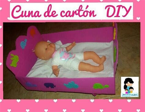 Foto de una cuna de muñecas hecha con una caja de madera de fresas