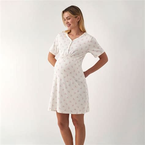Diseño de un camisón de lactancia Promise con la apertura para facilitar el acceso