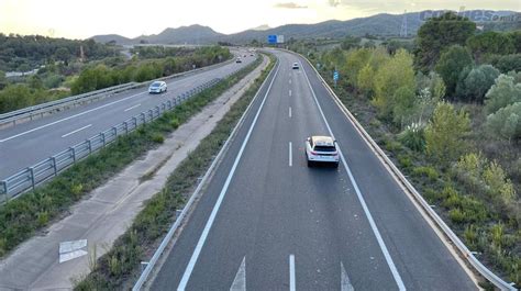 Imagen de un vehículo circulando por una zona urbana con pasos de peatones señalizados.