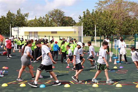 Foto de niños y madres participando en una actividad recreativa o terapéutica.