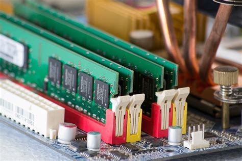 Foto de módulos de RAM instalados en una placa base