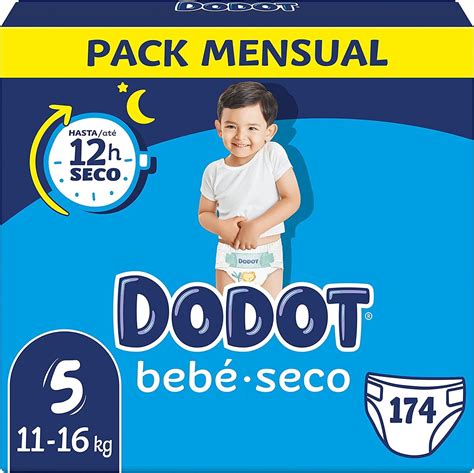 Imagen de una doctora sonriendo y sosteniendo un paquete de pañales Dodot Talla 5.