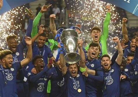 Fernando Torres levantando la Copa de la Champions League con el Chelsea