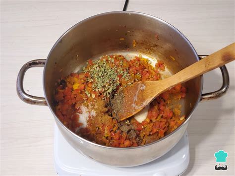 Infografía detallando los ingredientes principales del seco de cabrito, con énfasis en la carne de cabrito, culantro, ají amarillo y loche.