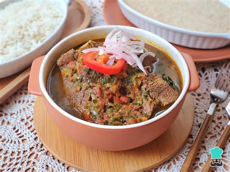 Imagen de los ingredientes frescos y preparados para la receta del seco de cabrito.