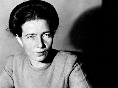 Retrato de Simone de Beauvoir, figura clave del existencialismo y feminismo.