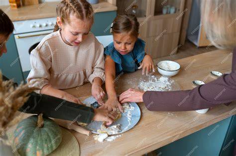 foto de niños ayudando a cocinar midiendo ingredientes