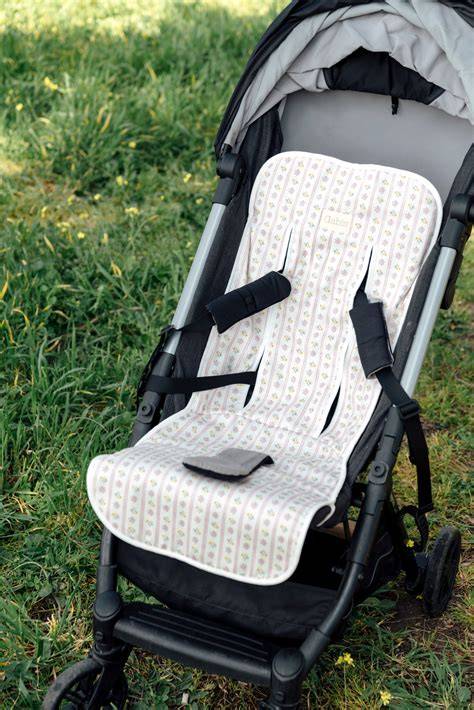 Bebé cómodo en una silla de paseo con colchoneta transpirable
