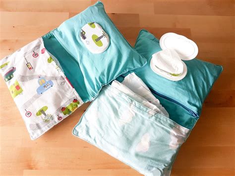 Esquema de organización interior de una bolsa para pañales con compartimentos para toallitas y accesorios.