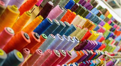 Fotografía detallada de los materiales textiles y accesorios de costura necesarios para el proyecto.