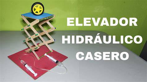 Esquema técnico de un sistema de brazo elevador instalado en el maletero de un vehículo para carga de silla de ruedas