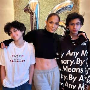 Jennifer Lopez con sus hijos Emme y Max, sonriendo y abrazados