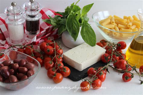 Ingredientes principales de la pasta feta: tomates cherry, queso feta, albahaca