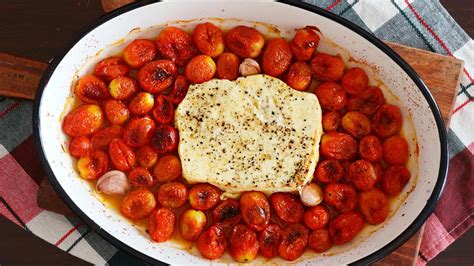 Bandeja de horno con tomates cherry y queso feta horneándose