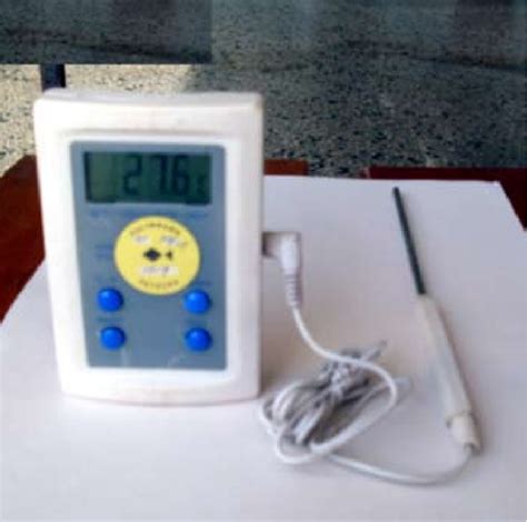 termómetro digital mostrando una temperatura ambiente