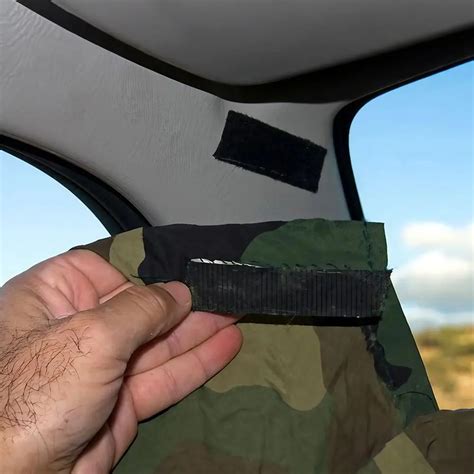 Fotografía detallada de la ventana de acceso con velcro en el protector de lluvia