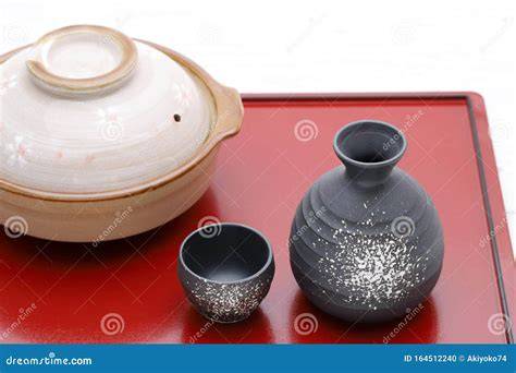 Foto de una botella de sake tradicional y copas