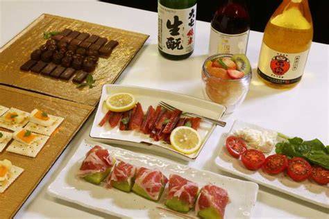 Foto de diferentes tipos de sake maridados con comida japonesa