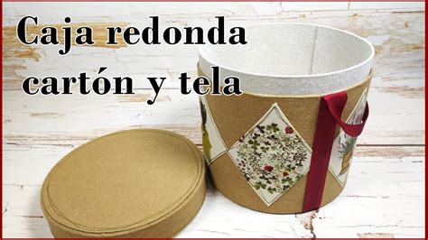 Base circular de cartón forrada con papel de regalo lista para una tarta de pañales.
