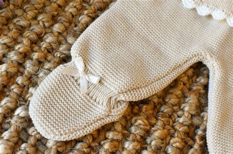 Diseño de un conjunto de punto tricot para bebé de la marca Coralo
