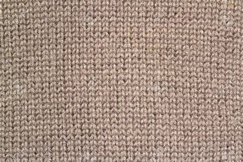 Detalle de la textura del tejido de punto tricot en una prenda para bebé