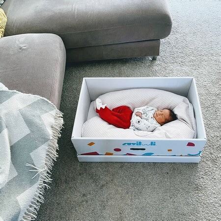 Una madre finlandesa recibe la caja de cartón con productos para su bebé.