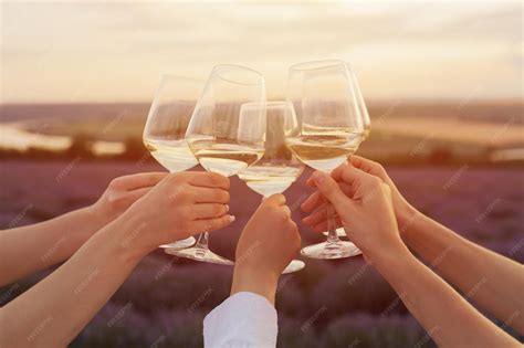 ilustración de una madre brindando con una copa de vino durante una celebración navideña, con el bebé cerca