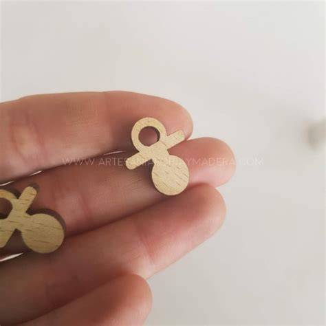 Foto de mini siluetas de chupete de madera en diferentes colores o acabados.