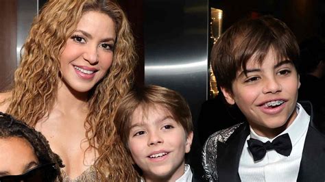Shakira saludando a Gerard Piqué y su hijo Milan tras su actuación en la clausura del Mundial de Brasil