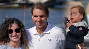 Imagen de Rafael Nadal, Mery Perelló y su primer hijo, Rafael, en un momento familiar.