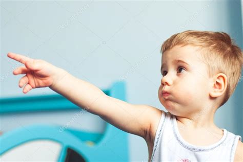 Niño de 2 años señalando objetos