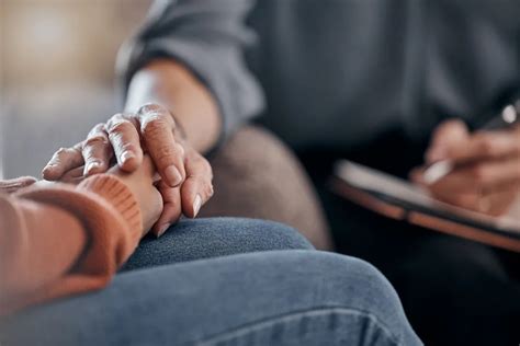 Esquema sobre la importancia del acompañamiento psicológico y protocolos hospitalarios en casos de duelo perinatal
